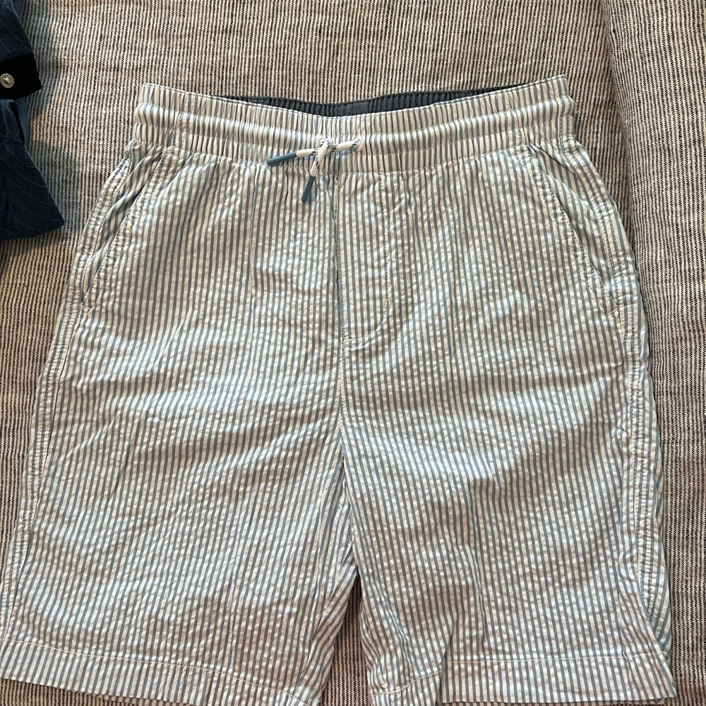Vineyard Vines Blue and White Seersucker Performance Shorts Boys Large NWOT